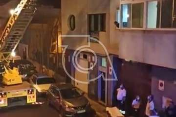 Los bomberos de Telde rescatan de la azotea a un hombre que sufrió una caída de tres metros (Foto TA)