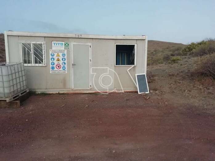 Los ladrones destrozaron una ventana del contenedor (Foto TA)