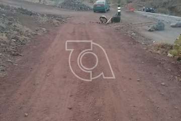  Ladrones causan destrozos a los contenedores de la obra de mejora del camino de Rosiana (Foto TA)