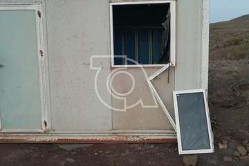  Ladrones causan destrozos a los contenedores de la obra de mejora del camino de Rosiana (Foto TA)