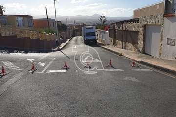 Un camión arrastra unos cables aéreos y arranca de cuajo un poste del tendido telefónico en Playa del Hombre (Foto TA)