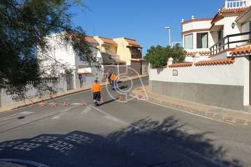 Un camión arrastra unos cables aéreos y arranca de cuajo un poste del tendido telefónico en Playa del Hombre (Foto TA)