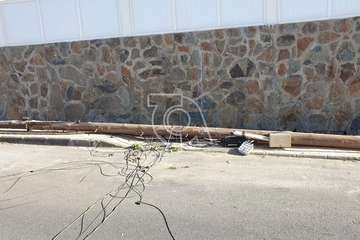 Un camión arrastra unos cables aéreos y arranca de cuajo un poste del tendido telefónico en Playa del Hombre (Foto TA)