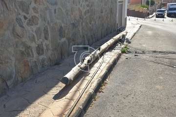 Un camión arrastra unos cables aéreos y arranca de cuajo un poste del tendido telefónico en Playa del Hombre (Foto TA)