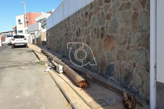 Un camión arrastra unos cables aéreos y arranca de cuajo un poste del tendido telefónico en Playa del Hombre (Foto TA)
