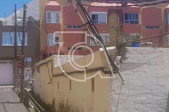 Un poste metálico del tendido eléctrico se desploma de forma parcial en La Pardilla (Foto TA)