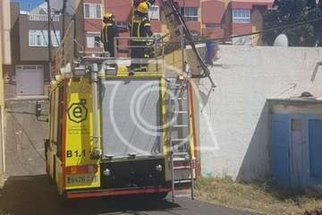 Un poste metálico del tendido eléctrico se desploma de forma parcial en La Pardilla (Foto TA)