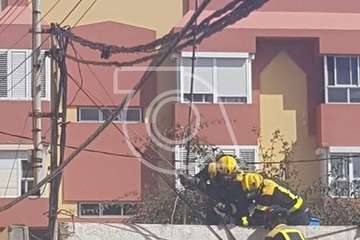 Un poste metálico del tendido eléctrico se desploma de forma parcial en La Pardilla (Foto TA)
