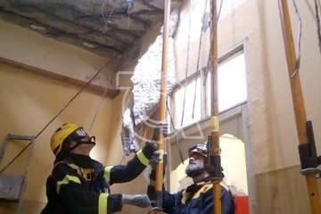Evacuado un hombre al hospital tras caerle encima el techo de una vivienda en El Calero Alto (Foto TA)