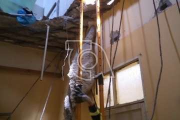 Evacuado un hombre al hospital tras caerle encima el techo de una vivienda en El Calero Alto (Foto TA)