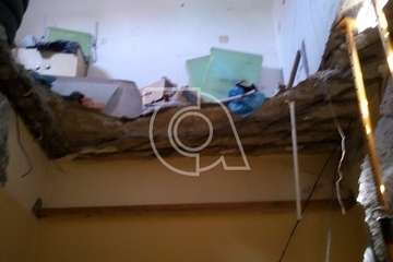 Evacuado un hombre al hospital tras caerle encima el techo de una vivienda en El Calero Alto (Foto TA)