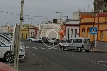 Evacuado un hombre al hospital tras caerle encima el techo de una vivienda en El Calero Alto (Foto TA)