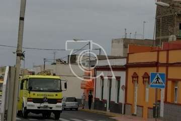 Evacuado un hombre al hospital tras caerle encima el techo de una vivienda en El Calero Alto (Foto TA)