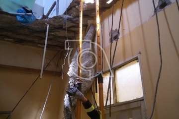 Evacuado un hombre al hospital tras caerle encima el techo de una vivienda en El Calero Alto (Foto TA)