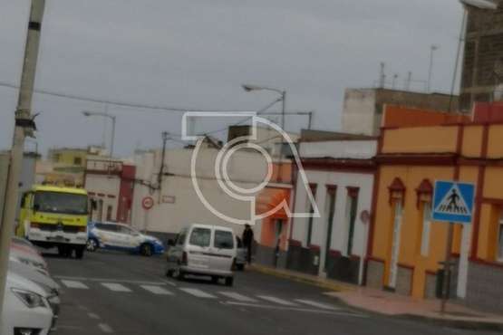 Evacuado un hombre al hospital tras caerle encima el techo de una vivienda en El Calero Alto (Foto TA)