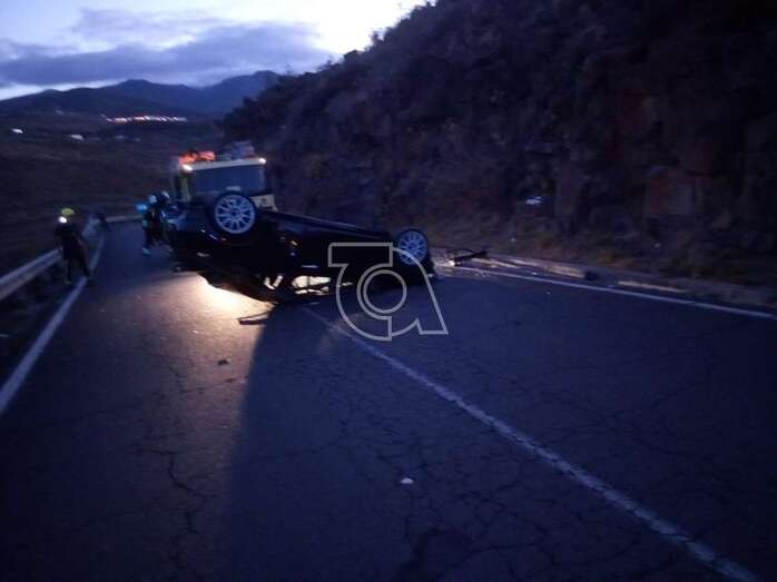 Imagen del vehículo volcado sobre la vía (Foto TA)