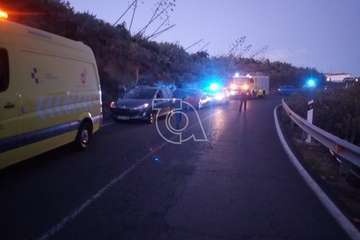 Un turismo vuelca en la carretera de Los Picos, en Telde, a la altura de Llano Madrid (Foto TA)