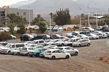 Aparece el cuerpo sin vida de un hombre en una furgoneta en un solar de Clavellinas (Foto TA)