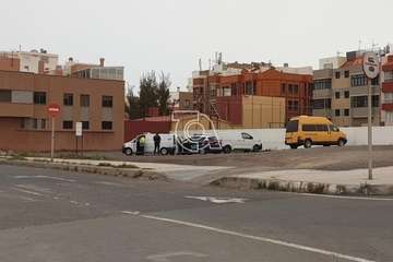 Aparece el cuerpo sin vida de un hombre en una furgoneta en un solar de Clavellinas (Foto TA)
