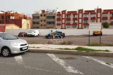 Aparece el cuerpo sin vida de un hombre en una furgoneta en un solar de Clavellinas (Foto TA)