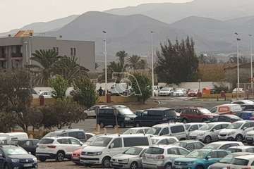 Aparece el cuerpo sin vida de un hombre en una furgoneta en un solar de Clavellinas (Foto TA)