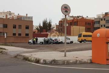 Aparece el cuerpo sin vida de un hombre en una furgoneta en un solar de Clavellinas (Foto TA)