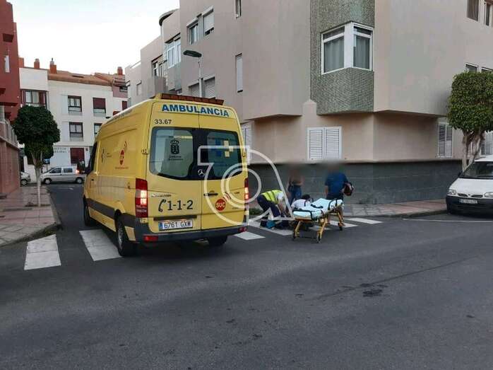 Momento en que es atendido el motorista (Foto TA)