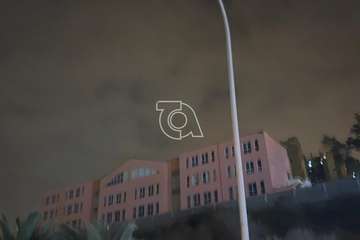 Un joven repartidor sufre una caída en una calle de Jinámar llena de baches, gravilla y sin luz (Foto TA)