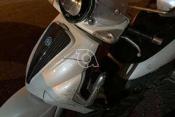 Un joven repartidor sufre una caída en una calle de Jinámar llena de baches, gravilla y sin luz (Foto TA)