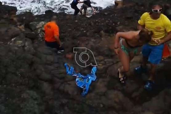 Rescatados cuatro jóvenes en apuros en la Cueva de la Reina Mora, en la costa de La Garita (Foto TA)
