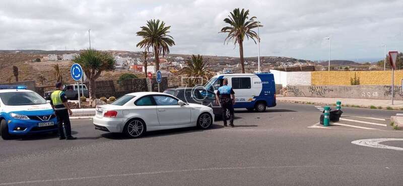 Imagen del accidente de esta tarde en la rotonda de Las Longueras (Foto TA)