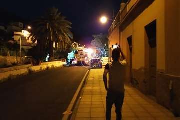 El peligro de caída de un árbol provoca el cierre de la carretera del Valle de los Nueve (Foto TA)