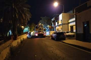 El peligro de caída de un árbol provoca el cierre de la carretera del Valle de los Nueve (Foto TA)