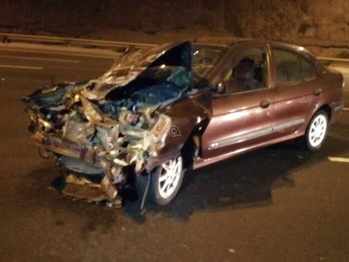 El automóvil sufrió importantes daños en su parte delantera (Foto TA)