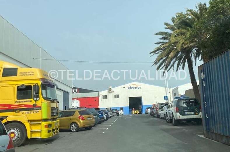 El operativo se desarrolla en una nave de la calle Antonio José de Sucre (Foto TA)