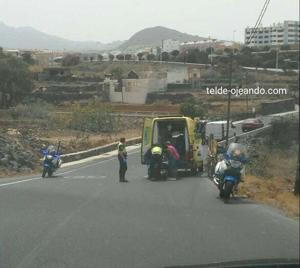 Momento en que el joven es introducido en la ambulancia que lo llevó al Hospital Insular (Foto Telde Ojeando)