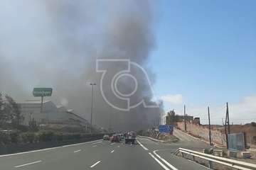 Incendio en la nave industrial de Martínez Cano en El Goro (Foto TA)
