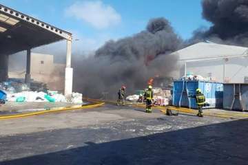 Incendio en la nave industrial de Martínez Cano en El Goro (Foto C7)