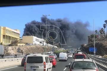 Incendio en la nave industrial de Martínez Cano en El Goro (Foto TA)