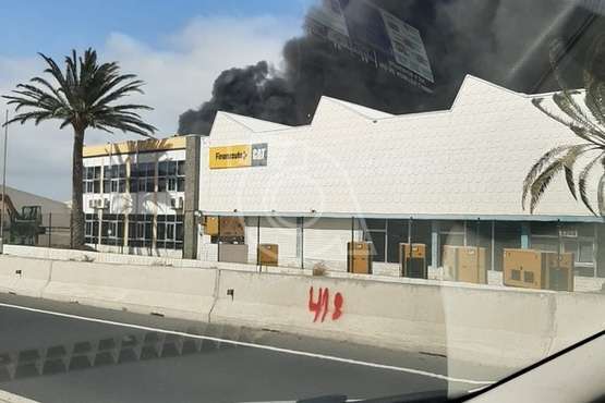 Incendio en la nave industrial de Martínez Cano en El Goro (Foto TA)