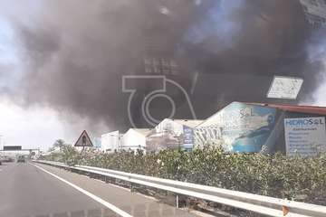 Incendio en la nave industrial de Martínez Cano en El Goro (Foto TA)