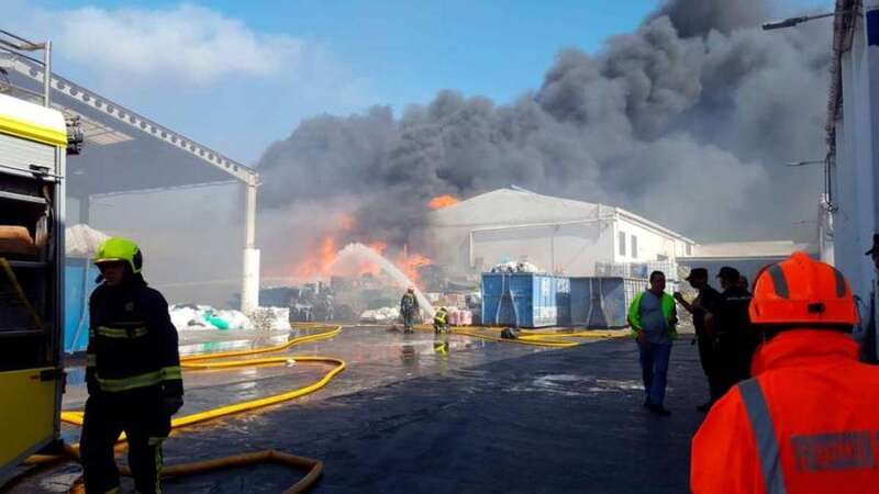 Las llamas y la densa columna de humo en una imagen de Canarias7.