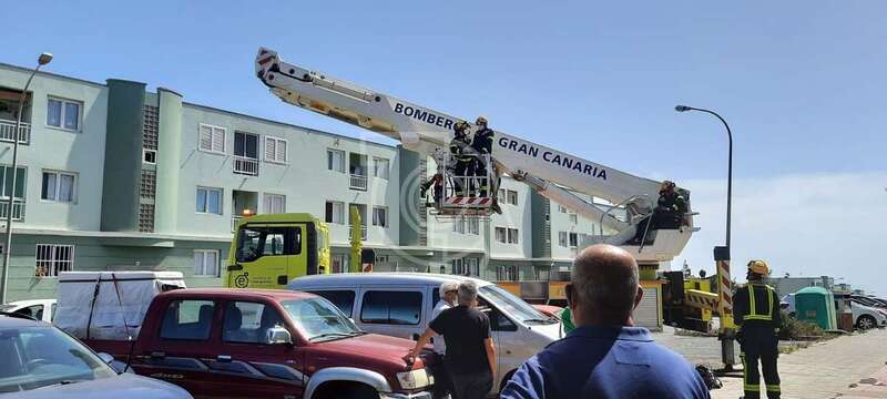 Los bomberos desplegaron un camión escala para llegar al balcón del inmueble (Foto TA)