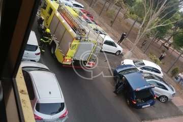 Un vehículo se sale de la vía en San Juan y se monta sobre otro que estaba aparcado (Foto TA)