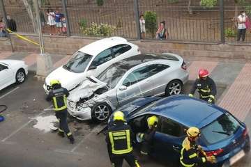 Un vehículo se sale de la vía en San Juan y se monta sobre otro que estaba aparcado (Foto TA)