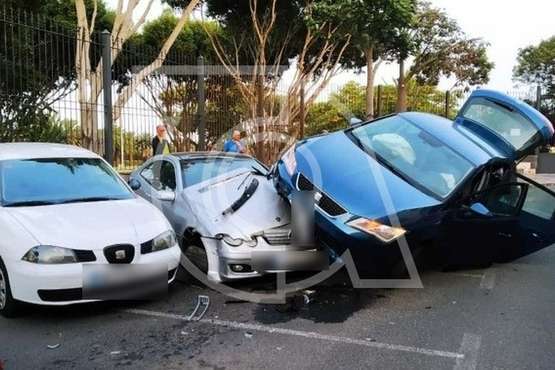 Un vehículo se sale de la vía en San Juan y se monta sobre otro que estaba aparcado (Foto TA)