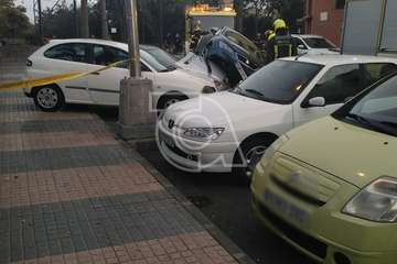 Un vehículo se sale de la vía en San Juan y se monta sobre otro que estaba aparcado (Foto TA)