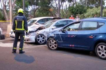 Un vehículo se sale de la vía en San Juan y se monta sobre otro que estaba aparcado (Foto TA)