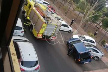 Un vehículo se sale de la vía en San Juan y se monta sobre otro que estaba aparcado (Foto TA)