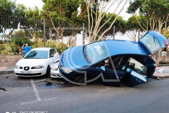 Un vehículo se sale de la vía en San Juan y se monta sobre otro que estaba aparcado (Foto TA)